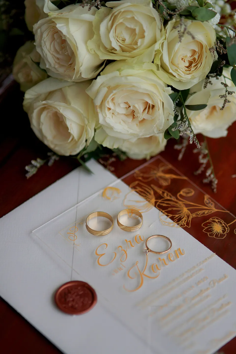 Ringen, witte rozen en de uitnodiging